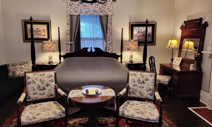 Shelbyville Bed & Breakfast | Room 3 Belmont Inn 1852 Historic Evans House King in room private Bath 2nd Floor