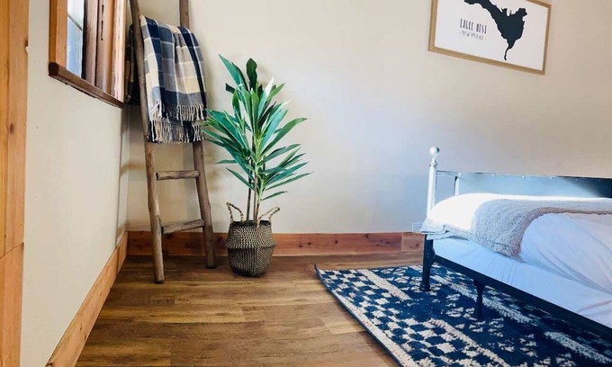 Eagle Nest Cabin | Room 3: Boutique Motel by Lake 15 Minutes to Red River/Angel Fire