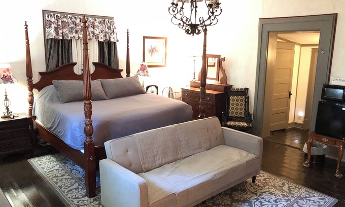 Shelbyville Bed & Breakfast | Room 4 King Belmont Inn. In room private bathroom 2nd floor Shelbyville, TN