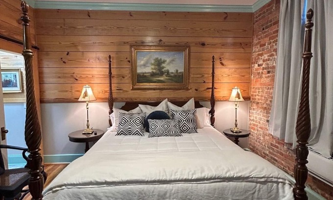 Carthage Hotel | Room 4 (sleeps 2) at Chipley's Squareview Inn