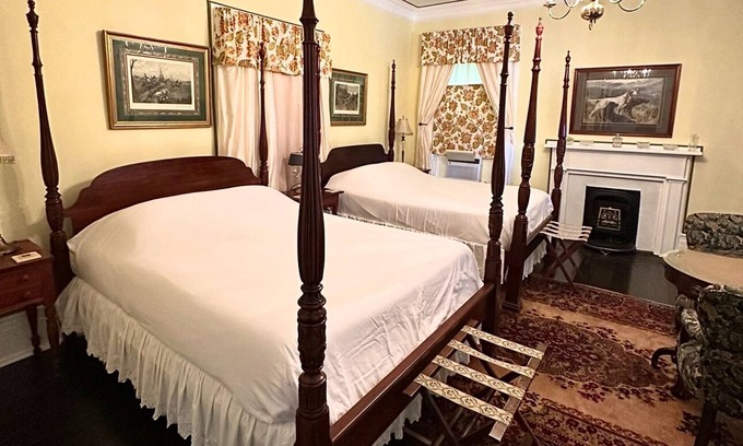 Shelbyville Bed & Breakfast | Room 5 Belmont Inn 2 Queen beds private bathroom across the hall Shelbyville, TN