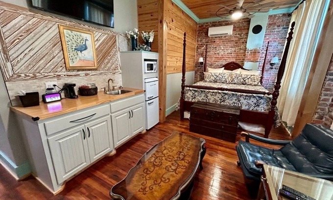 Carthage Hotel | Room 7 (sleeps 2) at Chipley's Squareview Inn
