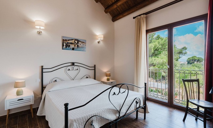 Rilievo Apartment | Room 'Anfora' with Mountain View, Wi-Fi and Air Conditioning