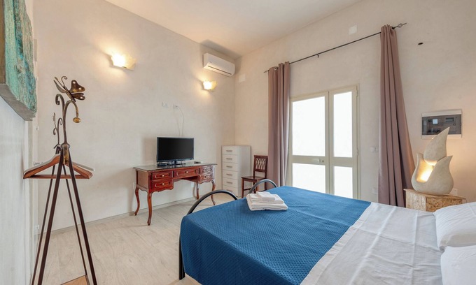 Lizzanello House | Room 'Anghelos - Piromafu' with Shared Terrace, Wi-Fi and Air Conditioning