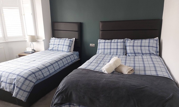 Queensbury House | Room-apple House Wembley - Family Room w