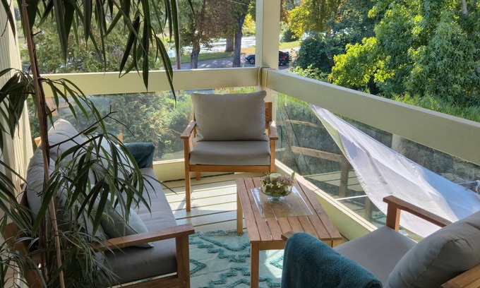 Charmes Apartment | Room + bathroom + balcony by the canal
