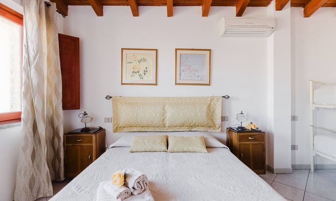 Palmas Arborea Apartment | Room 'Camera 3' with Shared Terrace, Wi-Fi and Air Conditioning