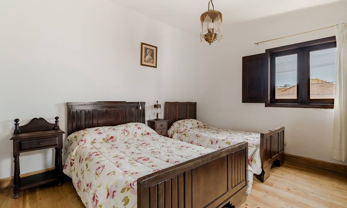 Vila do Conde Apartment | Room 'Casa Do Caldas - Quarto 3' with Shared Pool, Shared Terrace and Wi-Fi