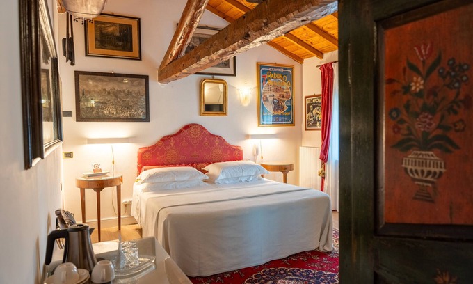 Sommacampagna Apartment | Room 'Casino Di Caccia 6' with Shared Pool, Wi-Fi and Air Conditioning