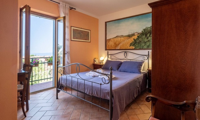 Castel del Piano Apartment | Room 'Castagno' with Private Terrace, Shared Garden and Wi-Fi