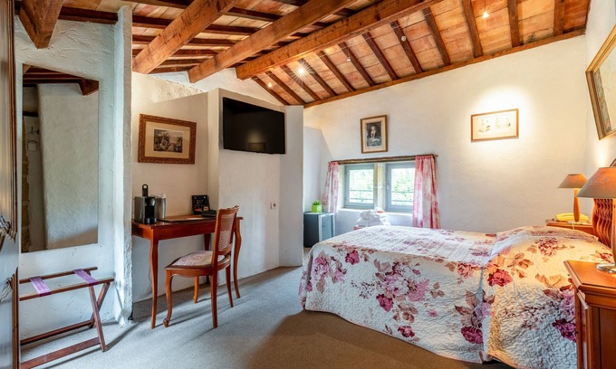 Collias Apartment | Room 'Chambre 21' with Shared Pool, Wi-Fi and Air Conditioning