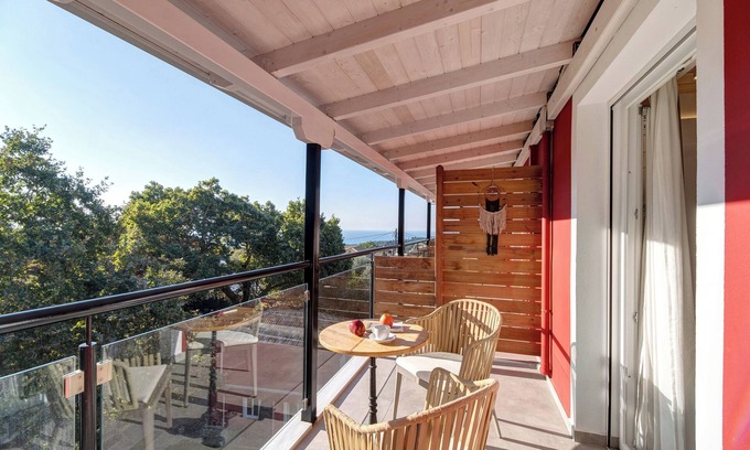 Anthousa Apartment | Room 'Deluxe Loft - B' with Shared Terrace, Wi-Fi and Air Conditioning