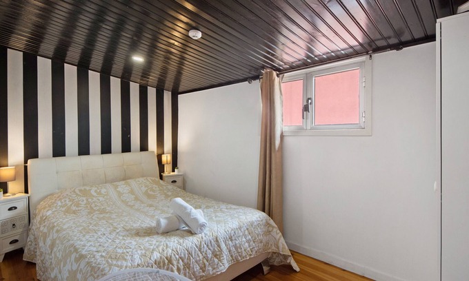 Campanha Apartment | Room 'Duplo J' with Shared Garden and Wi-Fi