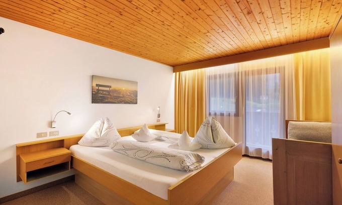 Valle Aurina Apartment | Room 'Ederhof 10' with Mountain View, Shared Terrace and Wi-Fi