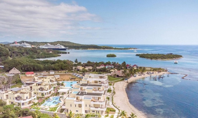 Dixon Cove Apartment | Room for 4 people with private beach access in Villas Las Palmas