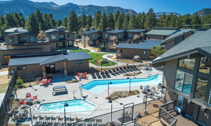 Mammoth Lakes Hotel | Room for Adventure Seekers Near Devils Postpile – 2 Min Walk to Hiking Trails