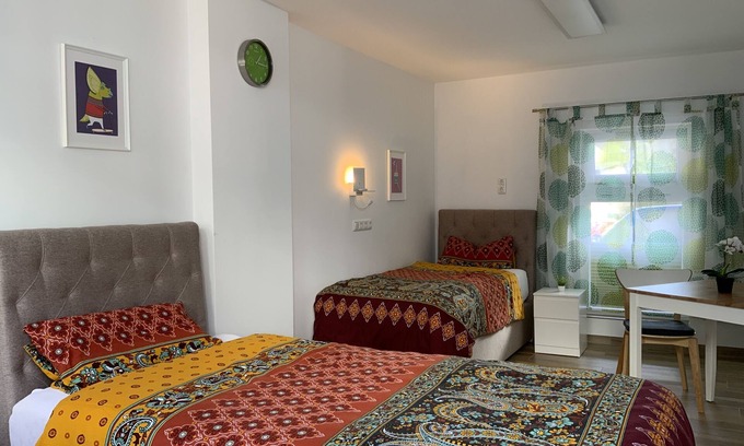 Weiterstadt Bed & Breakfast | Room for fitters 18sqm two box-spring beds 100x200 and 90x200