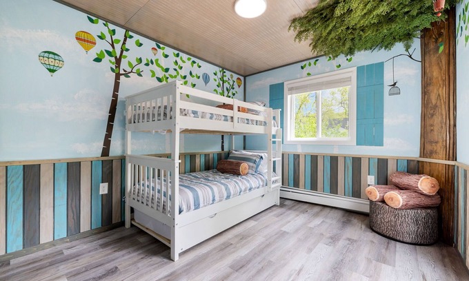Colchester House | Room for the whole family 1/2 hour to Mohegan and Mystic Seaport
