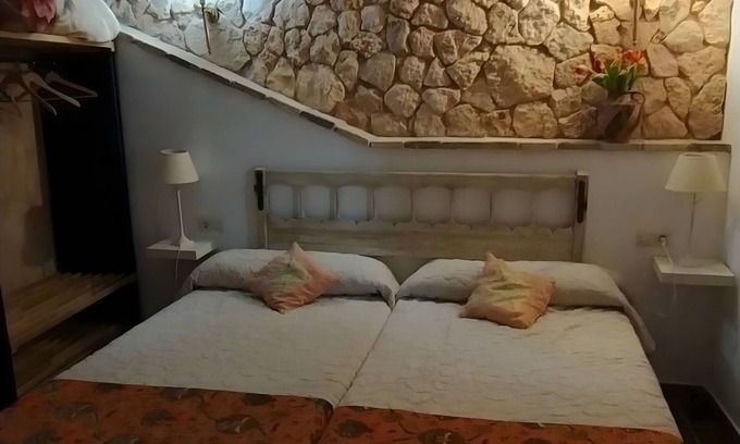 Villarrubia de Santiago Apartment | Room 'Habitación 5' with Private Garden, Wi-Fi and Air Conditioning