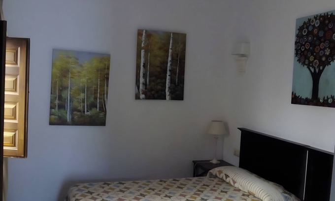 Villarrubia de Santiago Apartment | Room 'Habitación 7' with Private Garden, Wi-Fi and Air Conditioning
