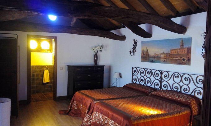 Villarrubia de Santiago Apartment | Room 'Habitación 8' with Private Terrace, Wi-Fi and Air Conditioning