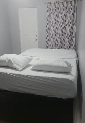 Queens House | Room in a Beach House with Queen bed in a landlord hosted three bedroom apartment
