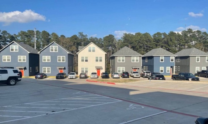 Huntsville Cottage | Room in a shared cottage near University Plaza Shopping Center