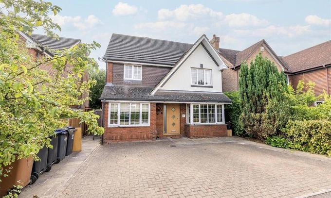 Blackmore End House | Room in Guest Room - Calm For 3, Handy for Airport, Train Free Parking