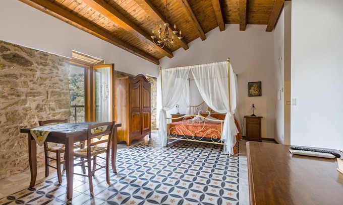 Sant'Angelo di Brolo Apartment | Room 'Infinito' with Mountain View, Wi-Fi and Air Conditioning