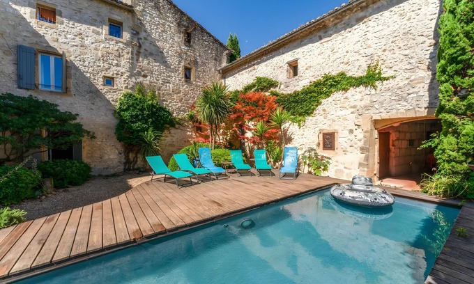 Collias Apartment | Room La Fayette with shared swimming pool, Wi-Fi and air conditioning