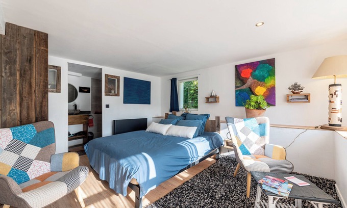Navette Apartment | Room 'La Roue' with Mountain View, Shared Pool and Wi-Fi