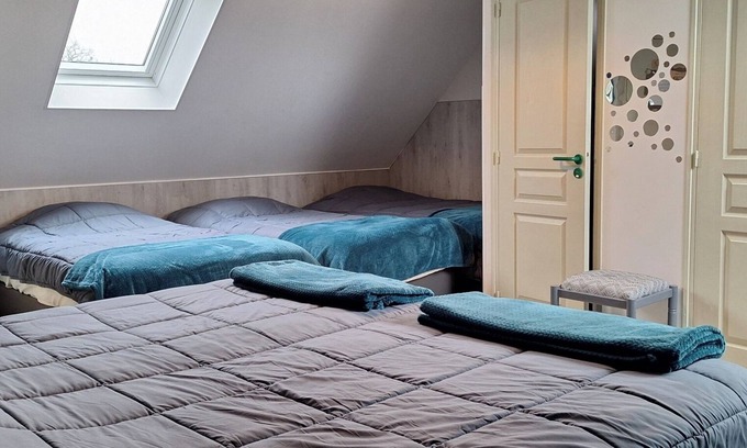 Fye Apartment | Room 'Le Meslay N°10 - Chambre 6 Pers' with Shared Terrace, Shared Garden and Wi-Fi