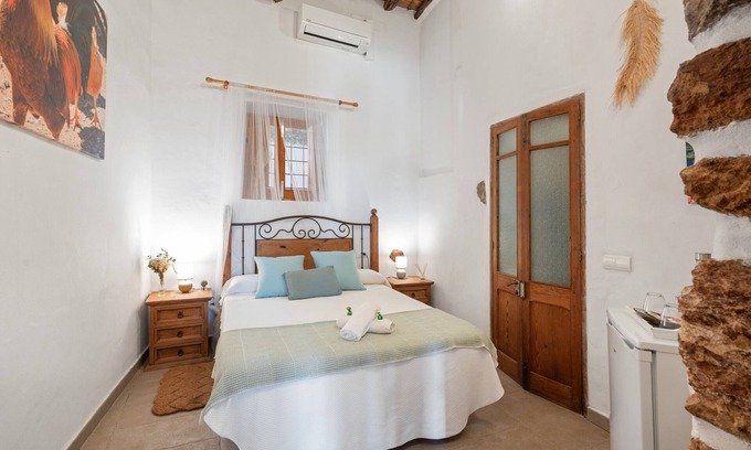 Sant Carles de Peralta Apartment | Room 'Limonero' with Mountain View, Wi-Fi and Air Conditioning