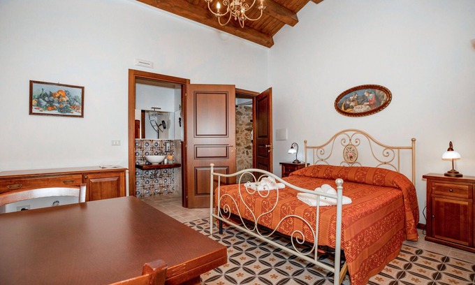 Sant'Angelo di Brolo Apartment | Room 'Luna' with Mountain View, Wi-Fi and Air Conditioning