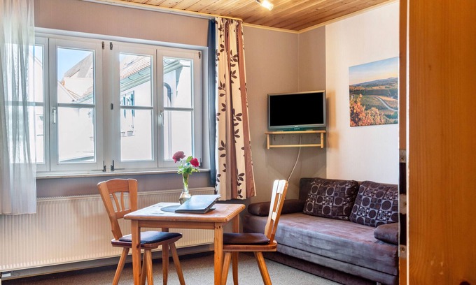 Iphofen Apartment | Room 'Lutz - Zimmer 1' with Shared Terrace, Shared Garden and Wi-Fi