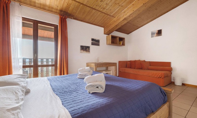 Gaino Apartment | Room 'Matrimoniale Con Balcone' with Lake View, Shared Garden and Wi-Fi
