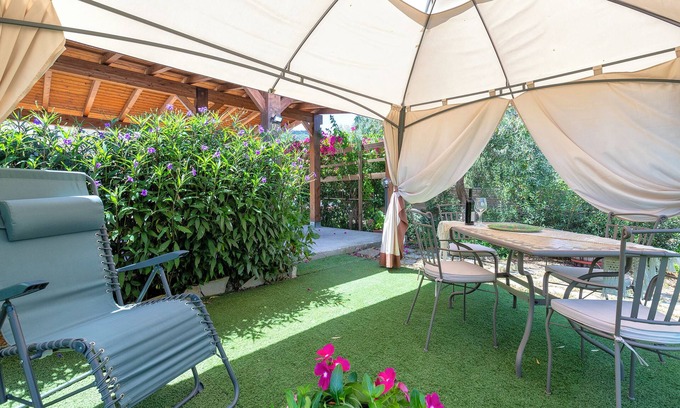 Santa Maria Coghinas Apartment | Room 'Mirto' with Shared Terrace, Wi-Fi and Air Conditioning
