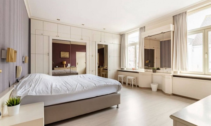 Historical Center Bruges House | ROOM N°2 - Bruges City Center Suite Stays