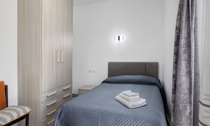 Cervere Apartment | Room 'Nespola' with Shared Terrace, Wi-Fi and Air Conditioning