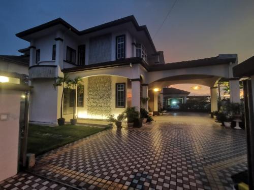 Sungai Petani Hotel | Room-Only in Japandi Bungalow 5,403sqft