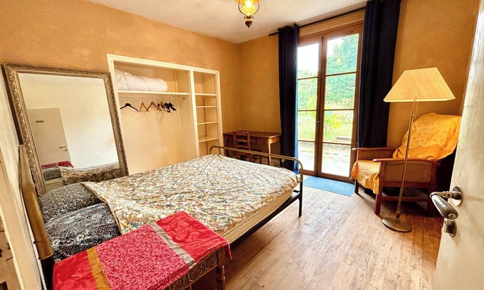 Palaiseau Bed & Breakfast | Room overlooking the garden in a shared apartment in a house undergoing eco-renovation