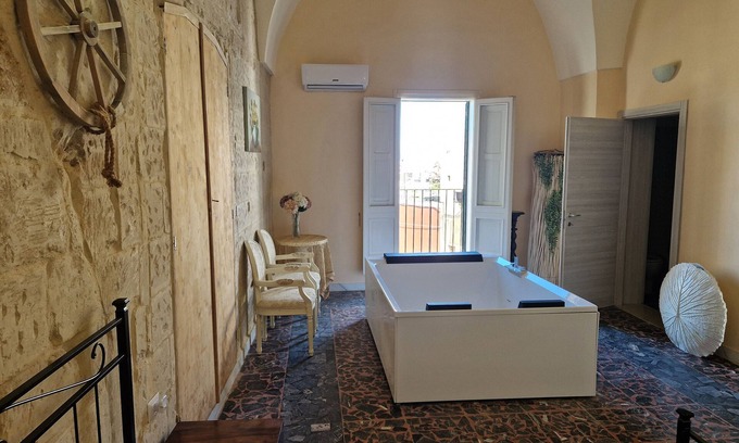 San Donato di Lecce Apartment | Room 'Palazzo Costantini - Anturium' with Shared Terrace, Wi-Fi and Air Conditioning