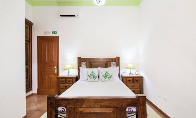 Espirito Santo Apartment | Room 'Quarto Verde - Patio View' with Shared Pool, Wi-Fi and Air Conditioning