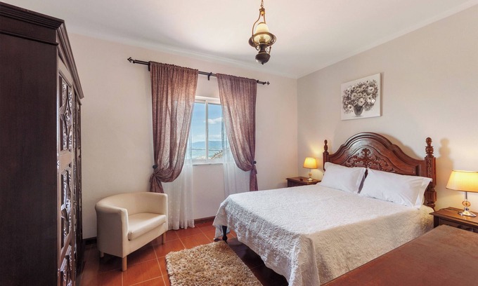 Provesende Apartment | Room 'Quarto 2 - Jesus' with Mountain View, Wi-Fi and Air Conditioning