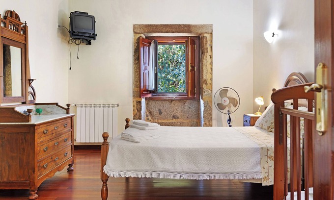 Amares Apartment | Room 'Quarto 3 - Quinta Da Ataíde' with Mountain View, Shared Pool and Wi-Fi