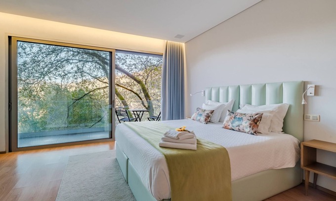 Ventosa Apartment | Room 'Quarto Queen 1 - Oak Nature' with Shared Pool, Shared Terrace and Wi-Fi