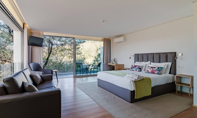 Ventosa Apartment | Room 'Queen Deluxe - Oak Nature' with Shared Pool, Shared Terrace and Wi-Fi