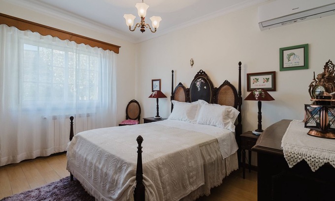 Arcos de Valdevez Apartment | Room 'Quinta Do Passal - Quarto 2' with Mountain View, Wi-Fi and Air Conditioning