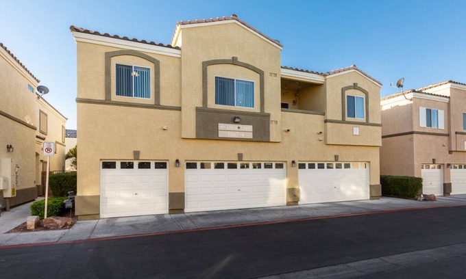 Orchards House | Room Rental,12 min Away From The Famous Las Vegas Strip!