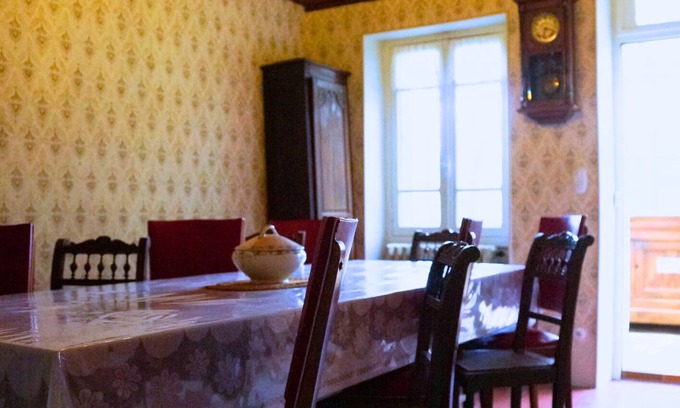 Treigny Other | Room rental Bienvenue chez Mémé chambre de Georges